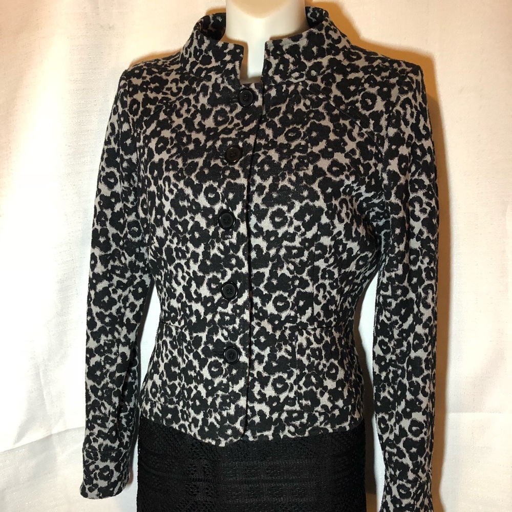 Animal Print fitted jacket.